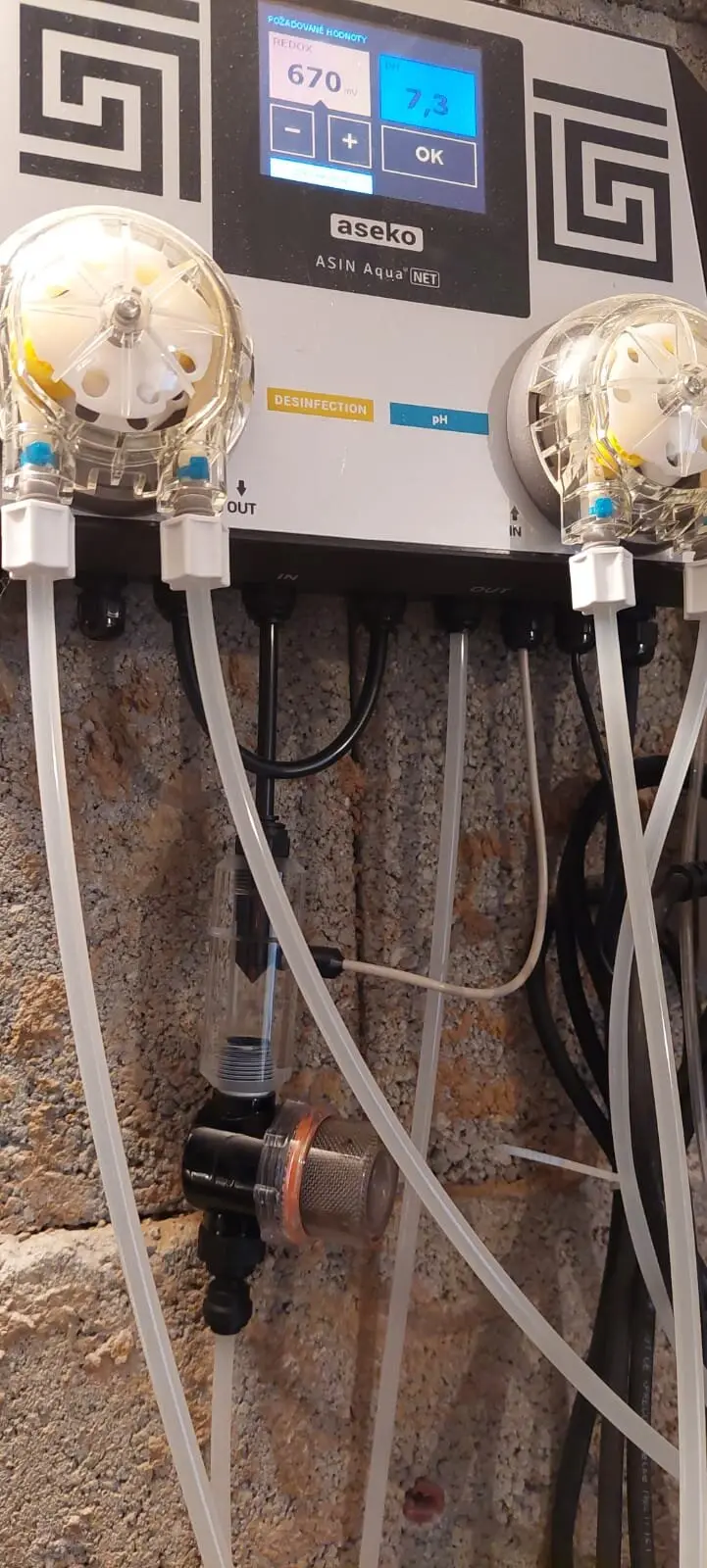 Displej dávkovacej stanice s hodnotami redox a pH a peristaltickými dávkovačmi