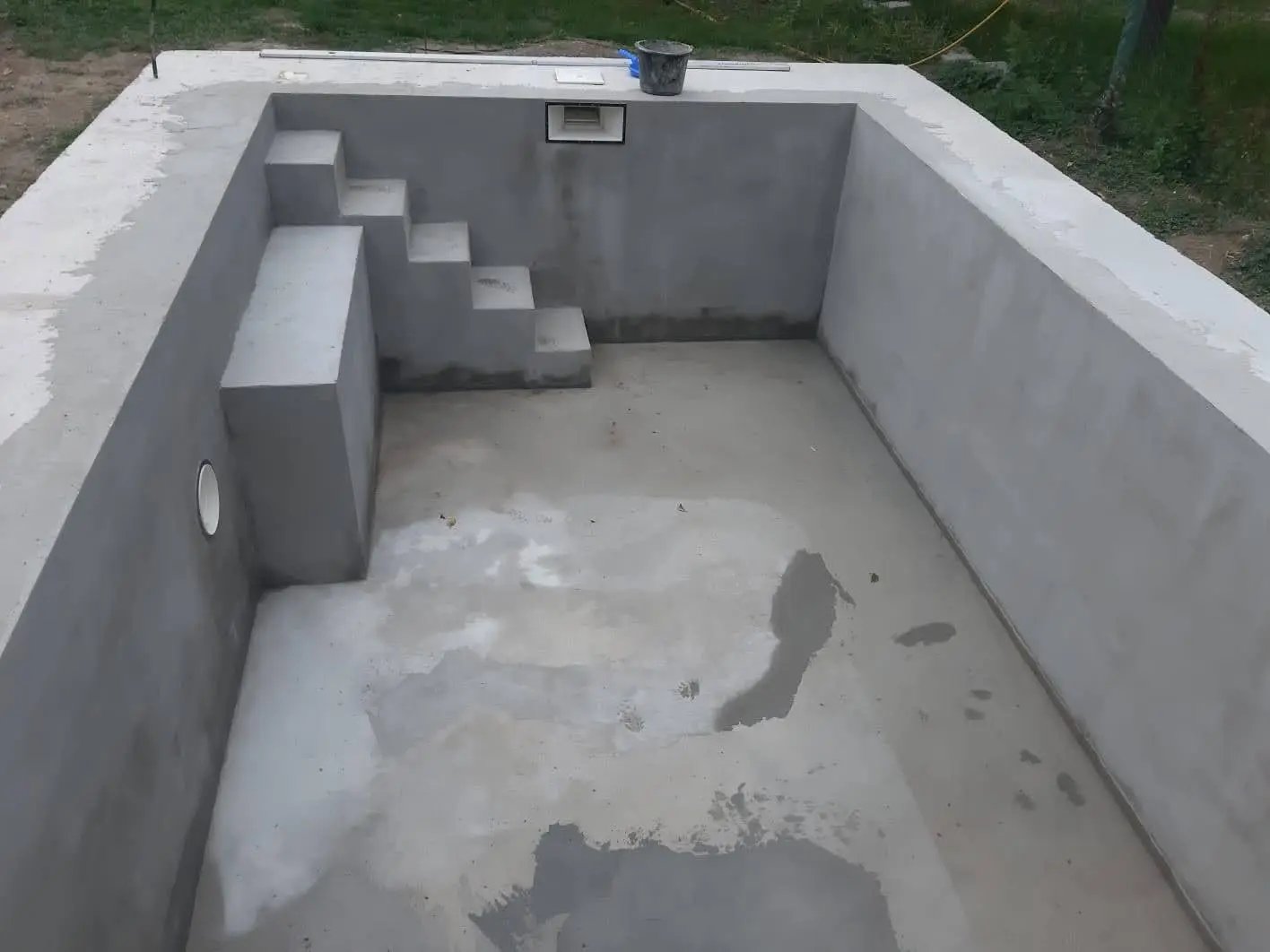 Omietnutá bazénová vaňa so schodmi pred pokládkou fólie
