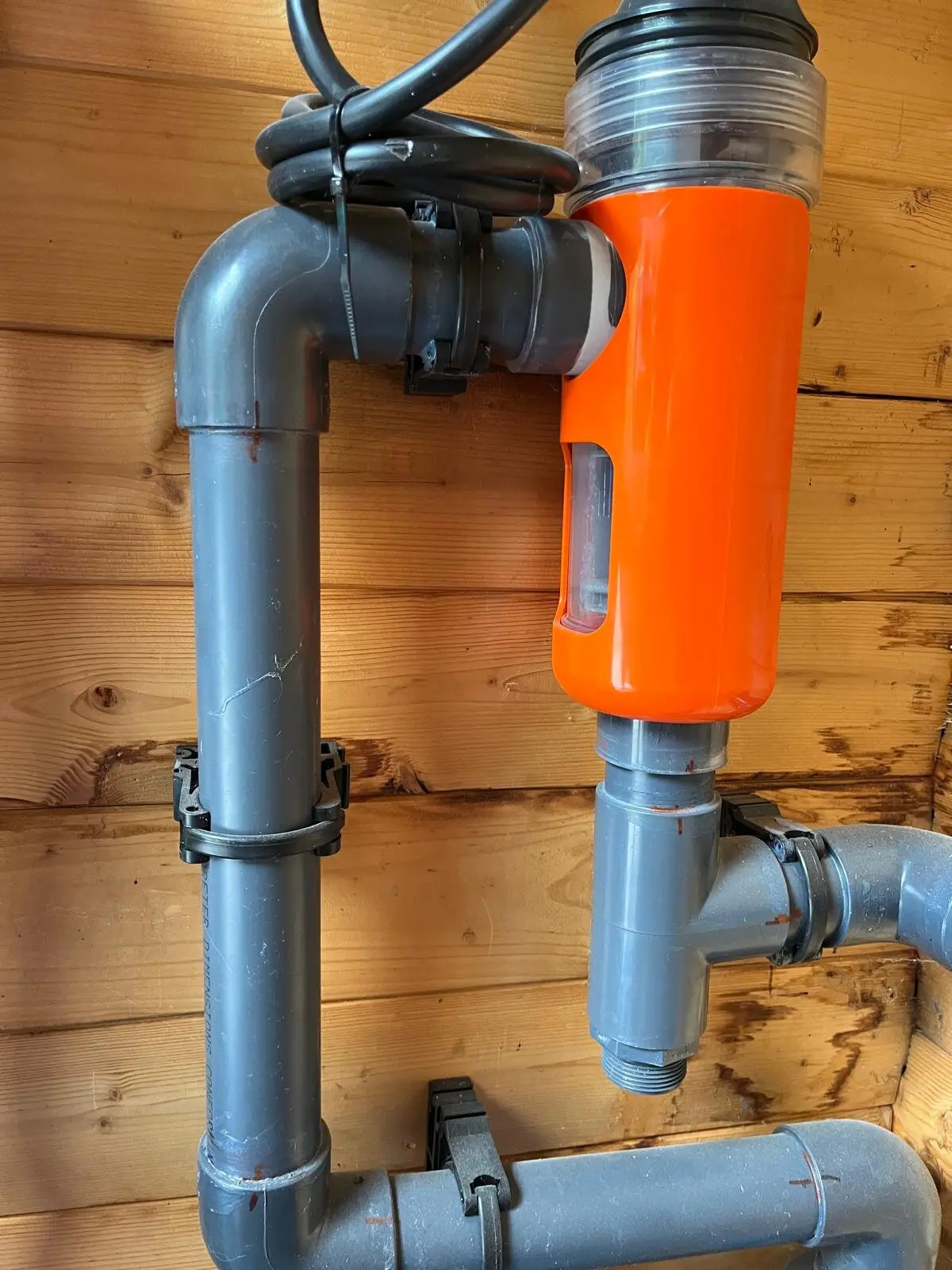 Cela soľnej elektrolýzy namontovaná na potrubí bazénovej technológie