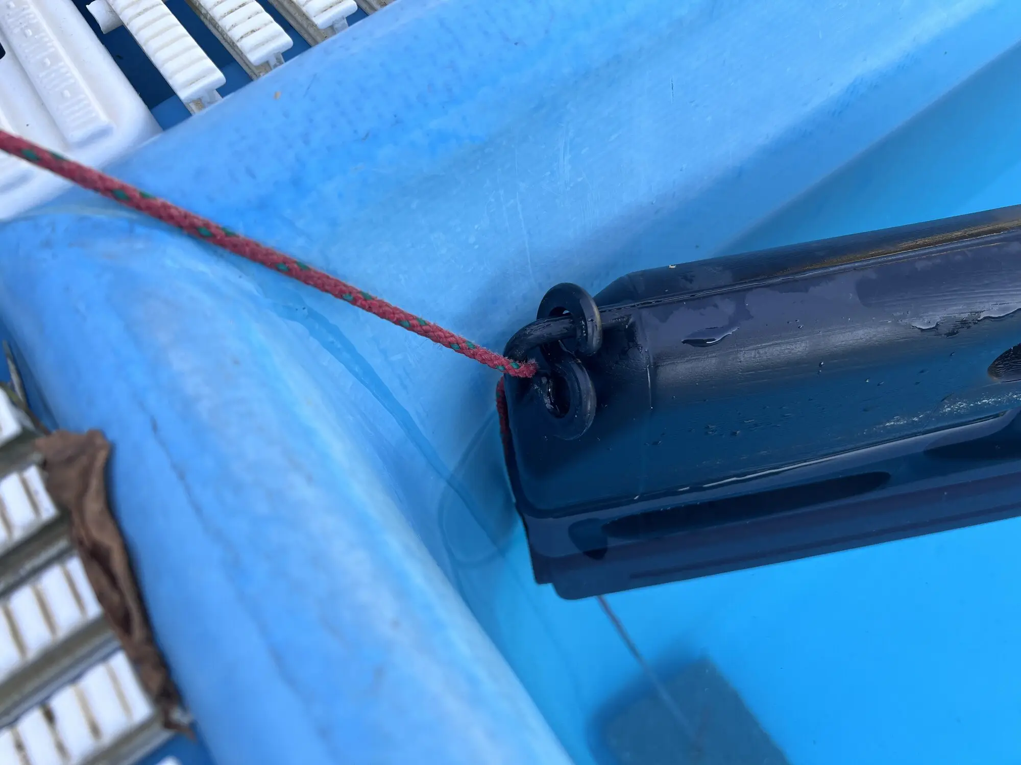 Detail uchytenia zazimovacieho plaváka o hranu bazéna